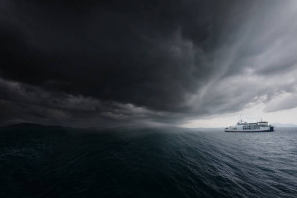 szlak promowy opuszczający port podczas burzy tropikalnej pabuk.  koh samui, tajlandia.disaster tło koncepcji. - storm cloud tornado thunderstorm storm zdjęcia i obrazy z banku zdjęć