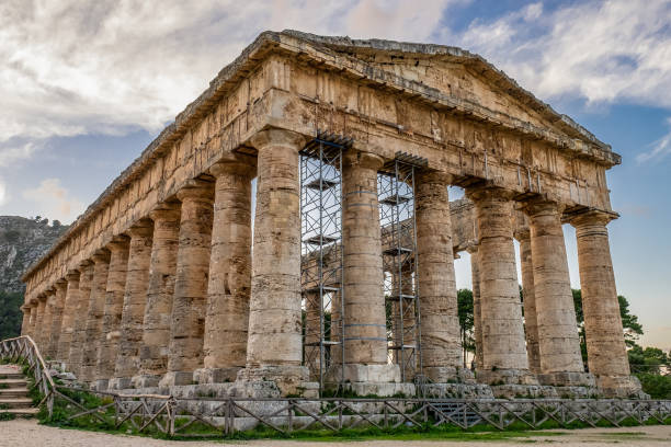 el templo de venus en segesta, antigua ciudad griega en sicilia, italia. - greek culture agrigento landscape colonnade fotografías e imágenes de stock
