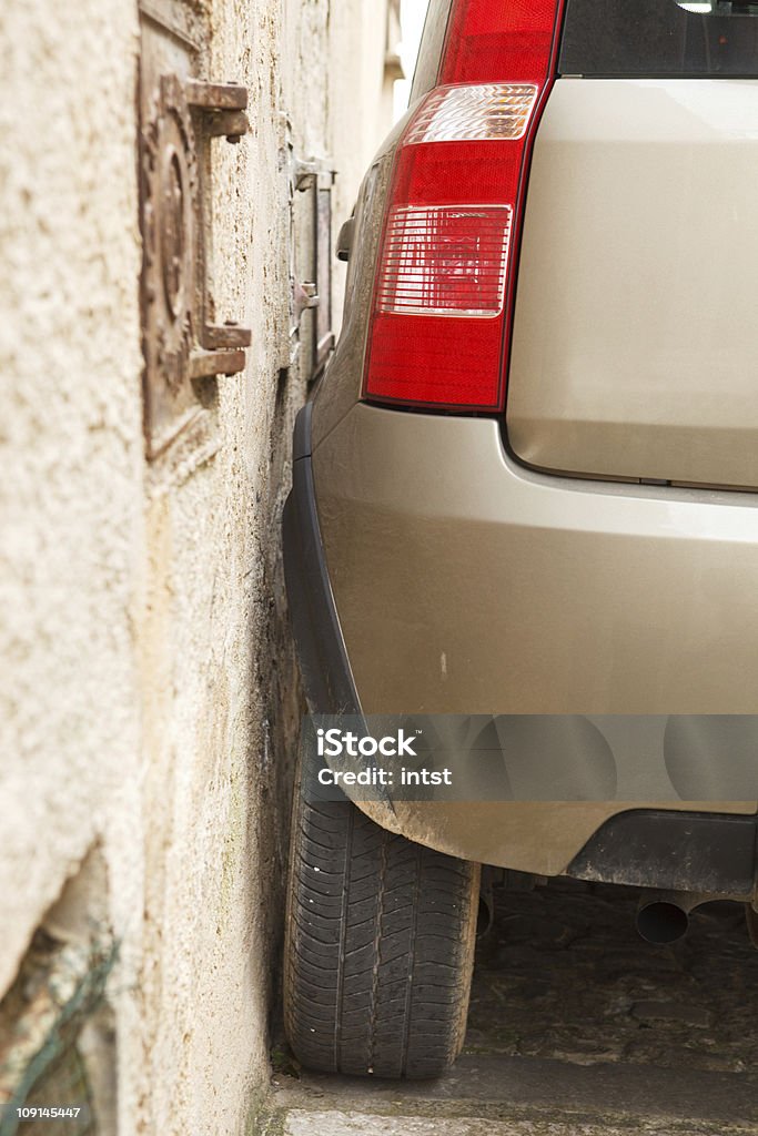 Auto parcheggiate vicino a parete - Foto stock royalty-free di Automobile