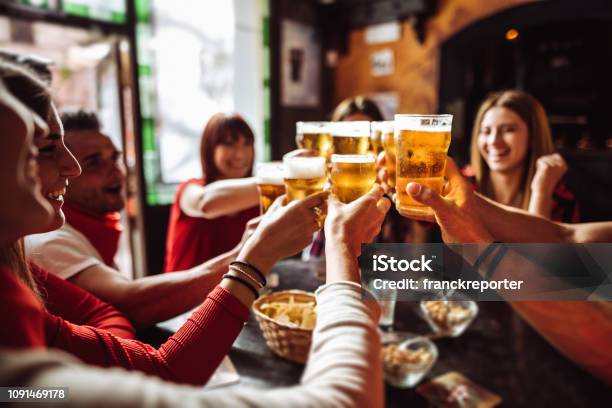 Människor Talar Och Rosta I En Pub Med Öl-foton och fler bilder på Öl - Öl, Dricka, Skål - Tilldragelse som firas