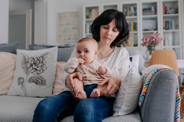 Madre coccola con la figlia - foto stock