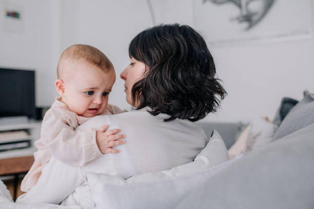 Madre caricias con su pequeña hija - foto de stock