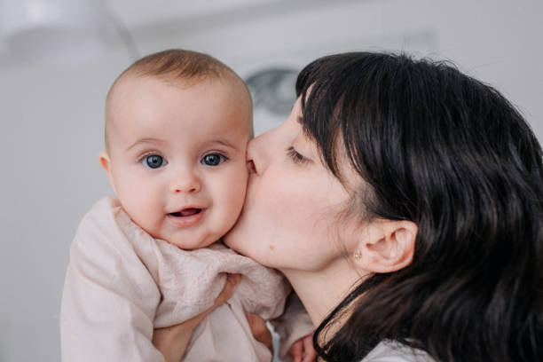 Madre caricias con su pequeña hija - foto de stock