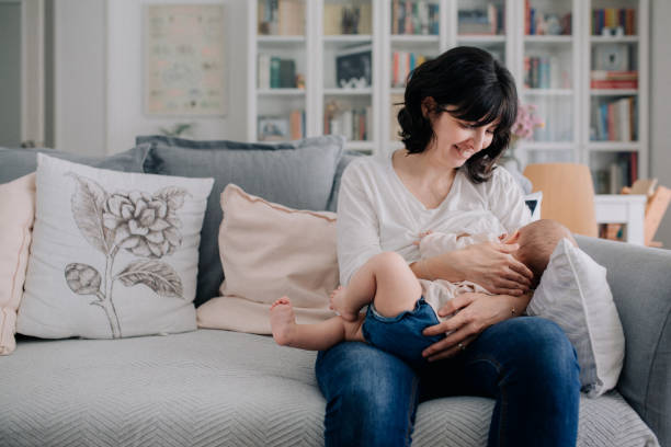 Madre che allatta la figlia - foto stock