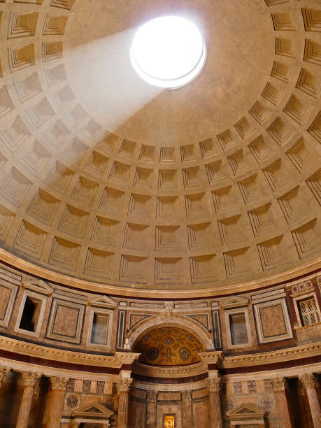 raggi del sole che entrano nell'antico edificio del pantheon a roma - architecture italian culture pantheon rome church foto e immagini stock