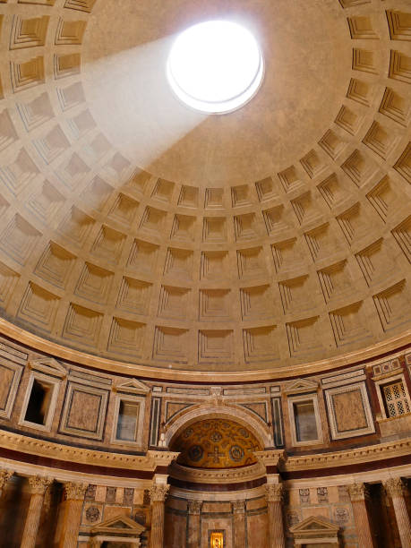 promienie słoneczne wchodzące do starożytnego budynku panteonu w rzymie, włochy - architecture italian culture pantheon rome church zdjęcia i obrazy z banku zdjęć