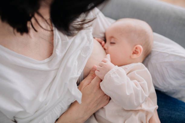 Lactancia materna la madre a su hija de bebé - foto de stock