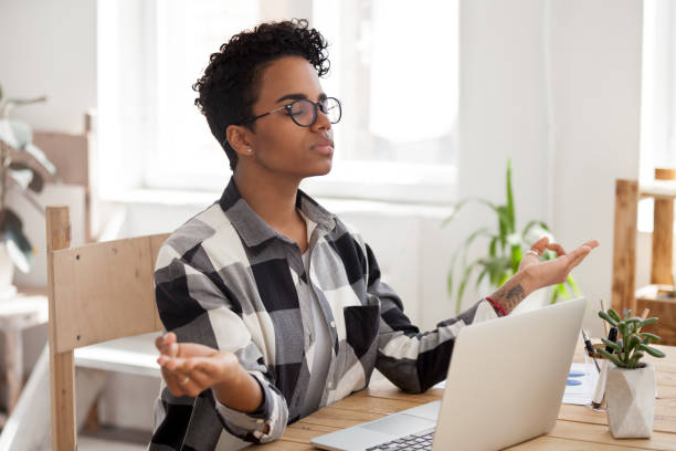 peaceful black girl practice yoga at workplace - african descent american culture exercising women imagens e fotografias de stock