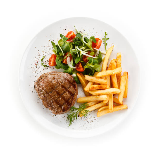 bistecca alla griglia, patatine fritte e verdure su sfondo bianco - meat steak filet mignon sirloin steak foto e immagini stock