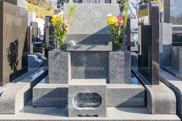 istock Grave of the cemetery 1091492392