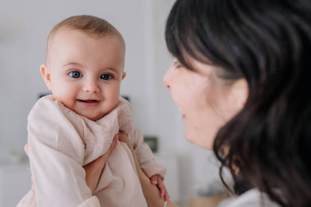 Madre coccola con la figlia - foto stock