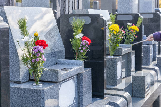 istock Grave of the cemetery 1091492418