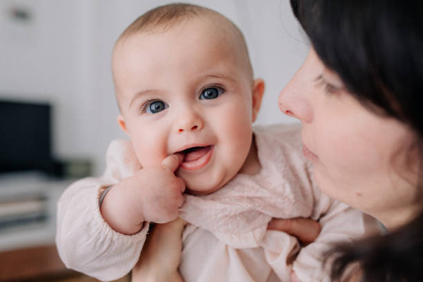 Madre caricias con su pequeña hija - foto de stock