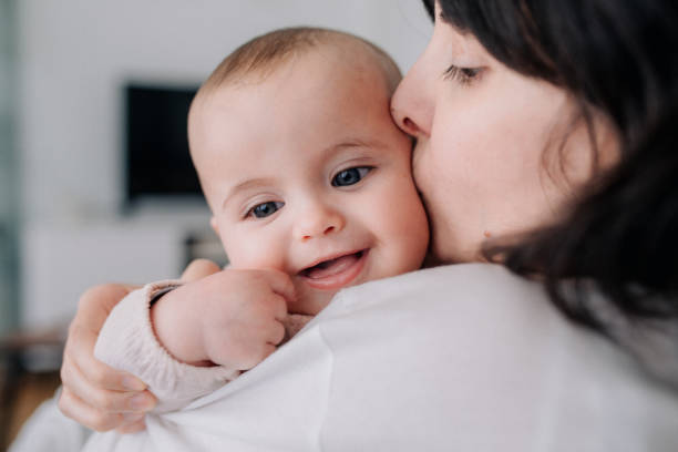 Madre caricias con su pequeña hija - foto de stock