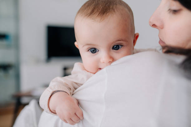 Madre caricias con su pequeña hija - foto de stock