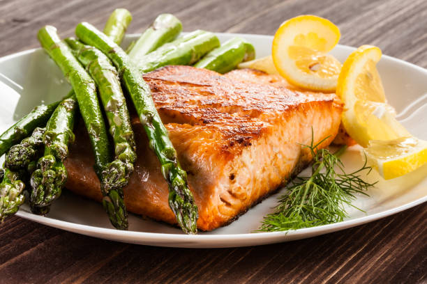 grilled salmon with french fries and asparagus - fish plate dishware dinner imagens e fotografias de stock