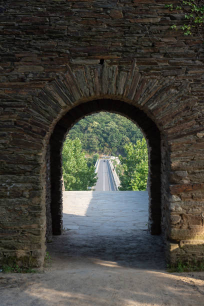 ponte che porta a portomarin, spagna sul camino de santiago - portomarin foto e immagini stock