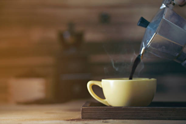 注ぐコーヒーとコーヒー カップ - steam coffee cup black coffee non alcoholic beverage ストックフォトと画像