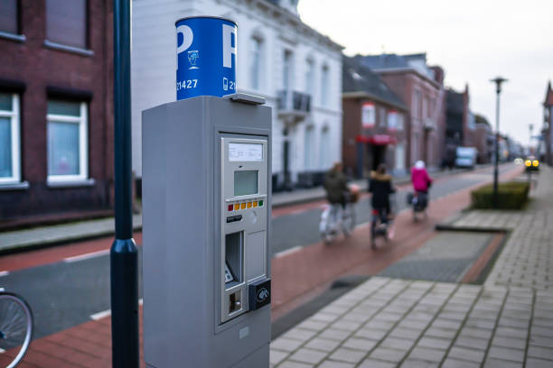 Parkeermeter Een parkeermeter naast een parkeerplaats in Waalwijk (a parking meter next to a parking lot in Waalwijk) berkel stock pictures, royalty-free photos & images