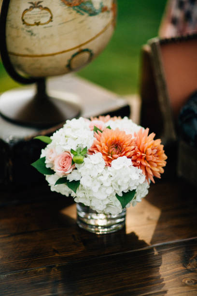 Flores en la mesa cerca de un globo - foto de stock