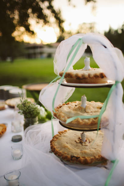 tres pies sentado en un estante para una boda - foto de stock