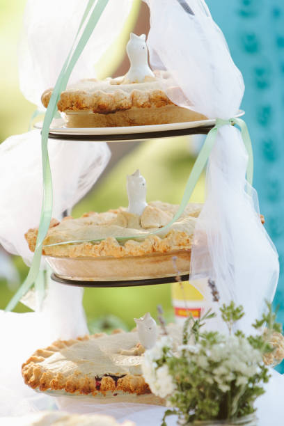 Cтоковое фото три пирога, сидя на стойке для свадьбы