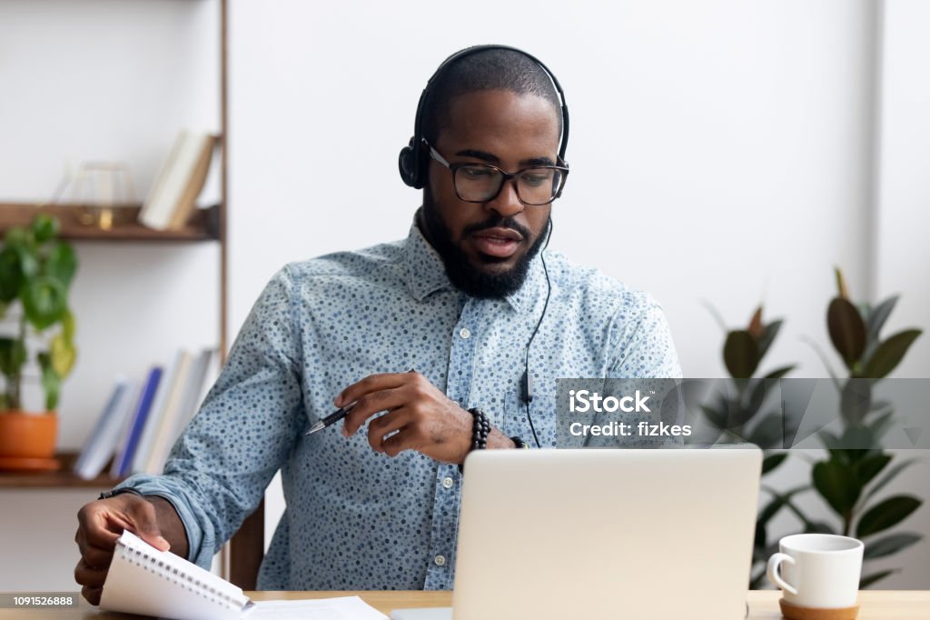 Mann lernen trägt Kopfhörer Fremdsprache im Innenbereich - Lizenzfrei Am Telefon Stock-Foto