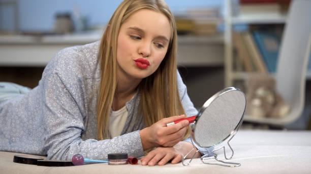 junge frau mit roten lippen üben will männer auffallen küssen, - mirror women kissing human face stock-fotos und bilder