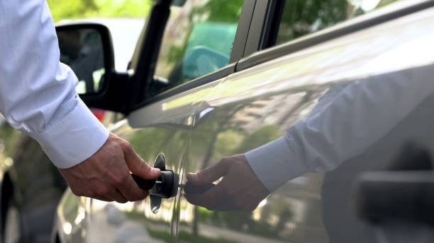 istock Man getting into auto, hurrying home after working day, parking in street 1091532078