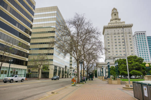 здание мэрии в фрэнк х. огава плаза, центр окленда - san francisco county government town hall government building стоковые фото и изображения