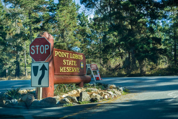 entrada a la reserva estatal de point lobos, california - point lobos state reserve big sur california beach fotografías e imágenes de stock