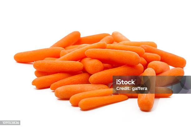 Peladas Baby Carrots Foto de stock y más banco de imágenes de zanahoria mini - zanahoria mini, Zanahoria, Pequeño