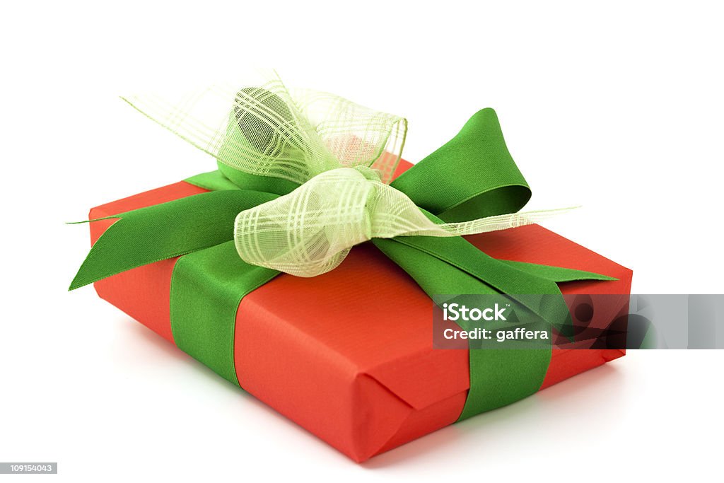 Rosso regalo con fiocco verde - Foto stock royalty-free di Bianco