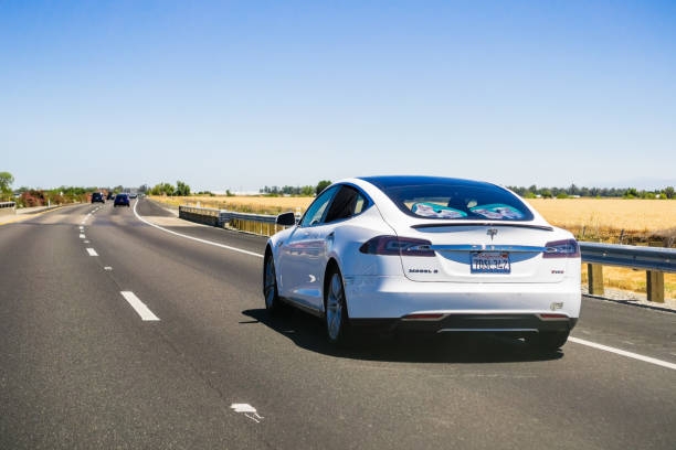 tesla model s dirigindo na auto-estrada - tesla - fotografias e filmes do acervo