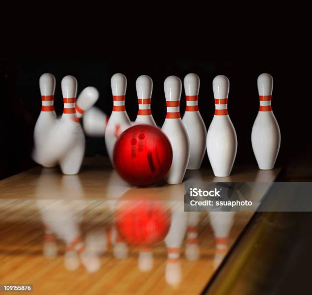 Sala De Bolos Foto de stock y más banco de imágenes de Bolos americanos - Deporte de equipo - Bolos americanos - Deporte de equipo, Romper, Actividad