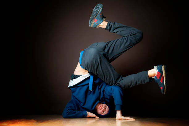 일의 과정 젊은 댄서 어두운 스튜디오 b에 의해 동결 - dancing dancer hip hop jumping 뉴스 사진 이미지