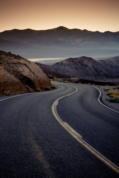 高速道路日の出がデスバレー国立公園へ行く - death valley national park california desert valley ストックフォトと画像