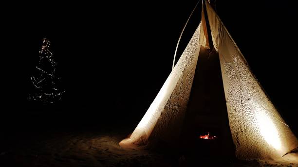 teepee di natale - north american tribal culture teepee winter canada foto e immagini stock