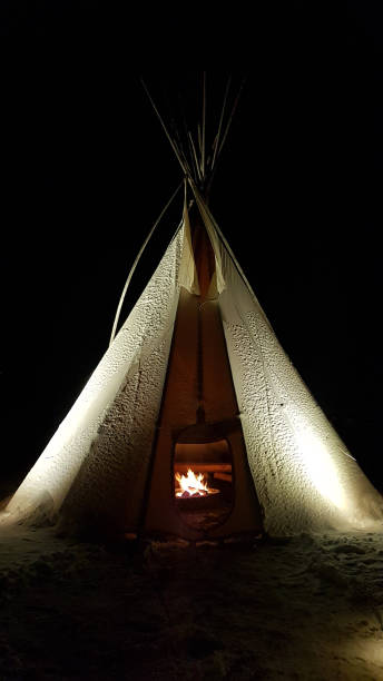 fuoco caldo in un teepee in una fredda notte d'inverno - north american tribal culture teepee winter canada foto e immagini stock