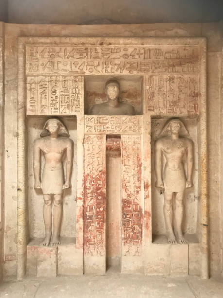 ложная дверь нефершешапы - saqqara стоковые фото и изображения