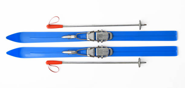 изолированный снимок винтажных синих фигурных лыж и поляков на белом фоне. - skiing close up sport colors стоковые фото и изображения