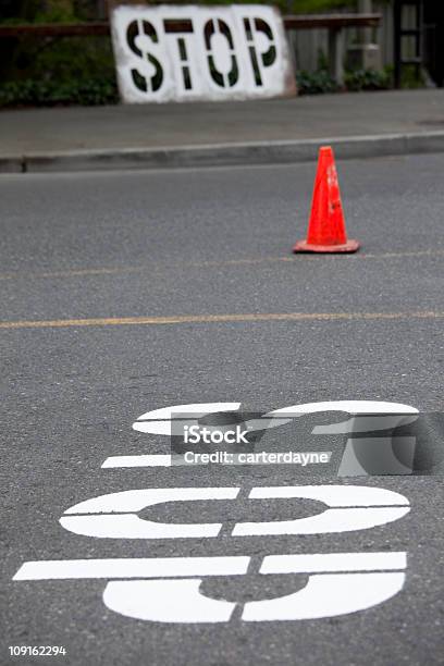 Foto de Construção De Estrada Equipe Tintas Placa De Pare E Como Passarelas Na Rua e mais fotos de stock de 2000-2009