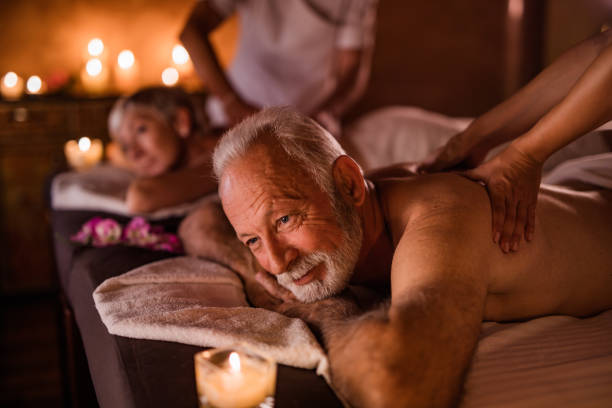 starsza para ma relaksujący masaż w spa kosmetycznym. - spa treatment health spa massaging couple zdjęcia i obrazy z banku zdjęć