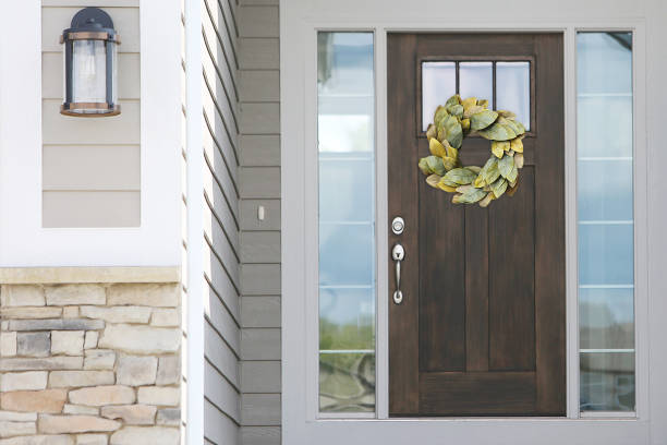 istock Wood Front Door Wreath 1091629114