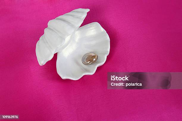 Foto de Uma Pérola e mais fotos de stock de Ostra - Ostra, Rosa - Cor, Concha - Parte do corpo animal