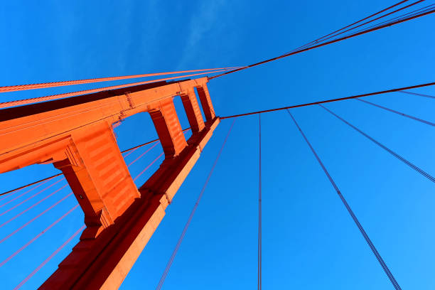 stahlseil-netzwerk von der golden gate bridge - orange golden gate bridge tower suspension bridge stock-fotos und bilder