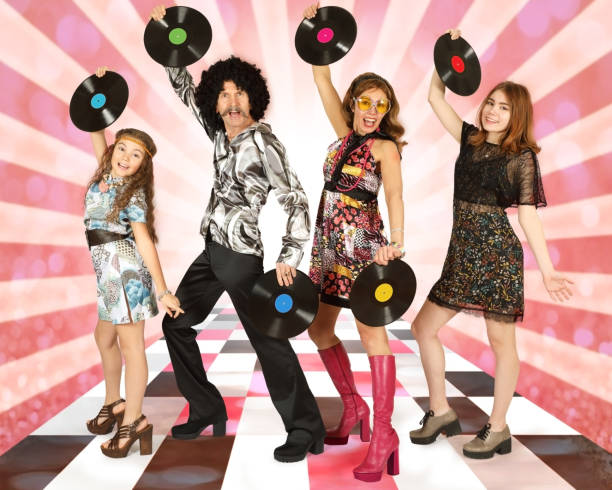 famiglia vestita in stile disco con dischi in vinile - girl sunglasses 80s foto e immagini stock