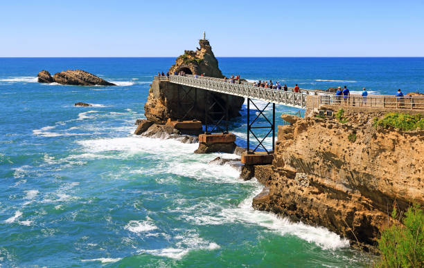 a pedra da virgem em biarritz. - rocher de la vierge - fotografias e filmes do acervo