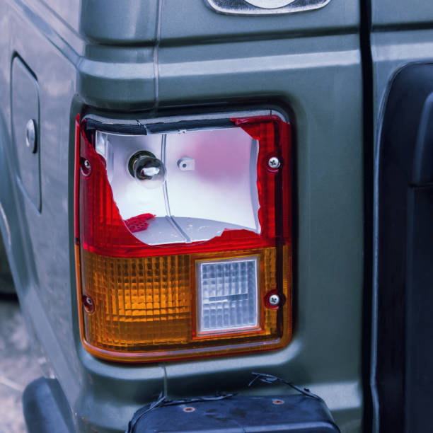 a lâmpada traseira do carro prata quebrado pelo acidente. conceitos-acidente, seguro de carro, acidente de trânsito. - back light - fotografias e filmes do acervo