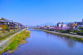 landschaft-der-kamogawa-gesehen-von-gojo-ohashi.jpg?b=1&s=170x170&k=20&c=DaezzdHT9e2Xytqh2LtHrCXNuo2JpHLx9lEHCgFQlcc=